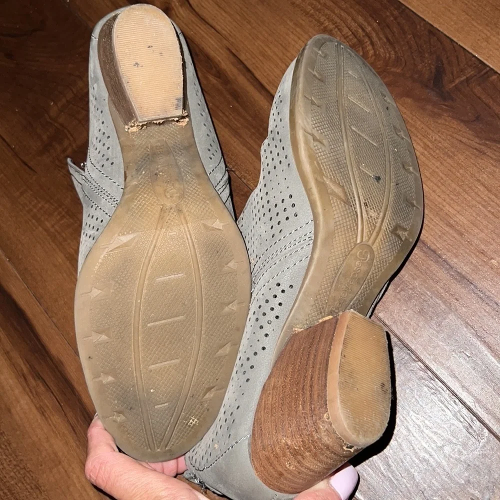 Baretraps - open sides gray booties - size 8 - Picture 4 of 9